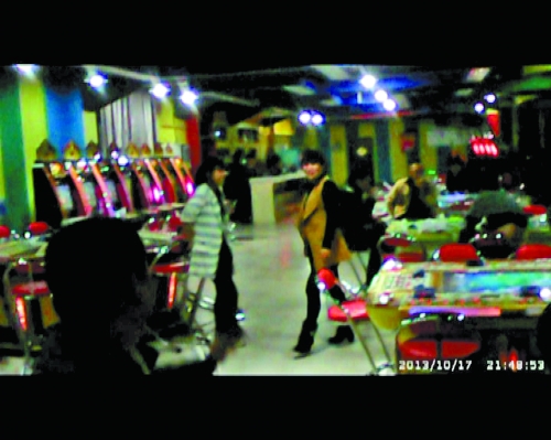 每臺賭博機(jī)跟前都有一個(gè)專門的工作人員服務(wù)(非正常拍攝)