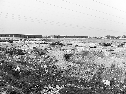 兩年半時間里，空曠的院子里，只有北側(cè)建成了兩棟空空的廠房。