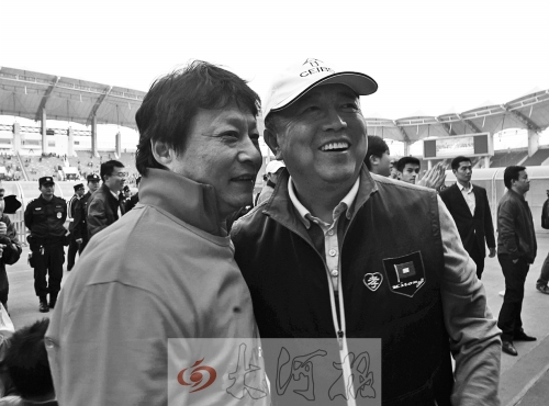 比賽結(jié)束后，老胡熱情擁抱老唐。