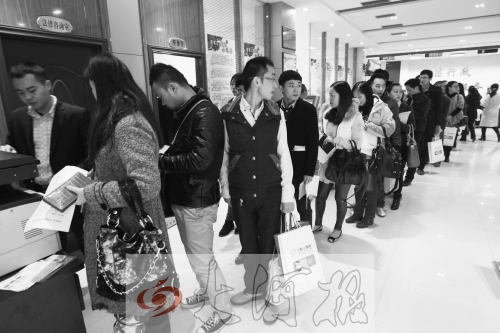 昨天,除復(fù)印材料處有新人排隊(duì)外,金水區(qū)民政局婚姻登記處大廳內(nèi)處未見(jiàn)新人排隊(duì)的火爆場(chǎng)景。