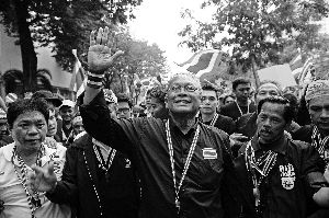 素貼參加游行示威。