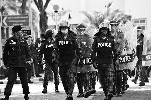泰警察出動。
