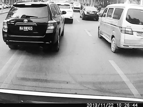 這輛黑色車輛不避讓執(zhí)行緊急任務(wù)的救護車，并壓著雙黃線變更車道。唐韜/圖