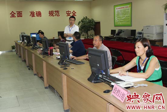 今年我省高招錄取工作正在平穩(wěn)正常開展，圖為投檔組工作人員。