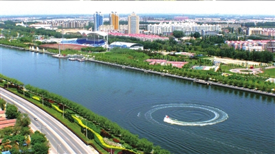 清澈的運河水及兩岸綠色。