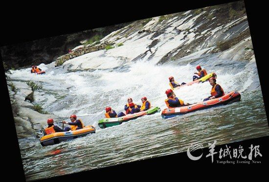 　　湖北紅安縣,游客在對天河漂流。