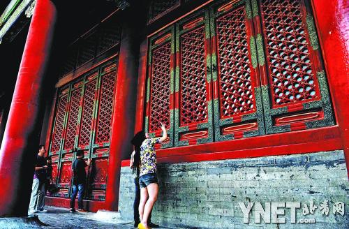 損壞的欞花已修好,仍有游客扒門(mén)窗