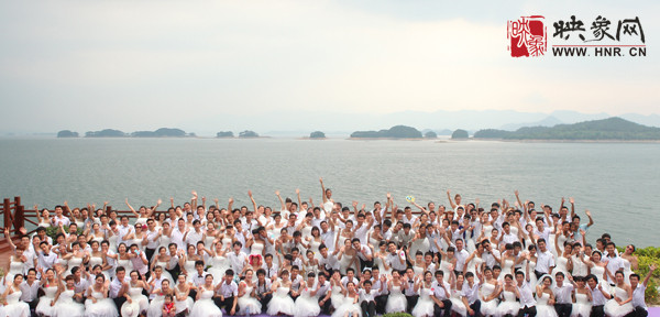 初夏喜宴八方客,千島笑迎粉佳人。