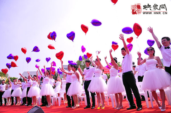 初夏喜宴八方客,千島笑迎粉佳人。