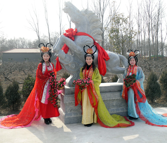 春滿(mǎn)商都逛廟會(huì) 龍馬精神過(guò)大年