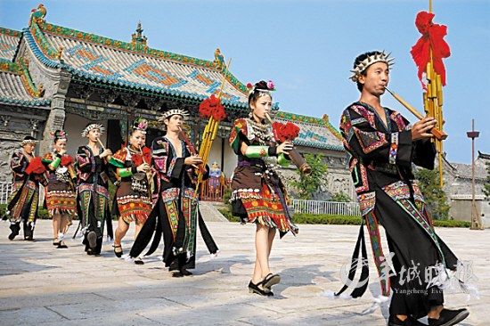 山東臺兒莊古城內(nèi)，來自外地的演員表演蘆笙舞 王建華 攝