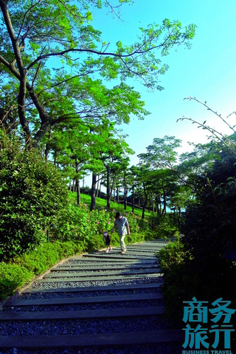 很多父母會帶著孩子在步行道漫步。