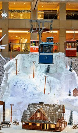 為了別出心裁,商場不惜花重金在商場里打造冰雪世界。