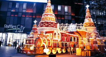 北京商場做圣誕裝飾,越來越花血本。