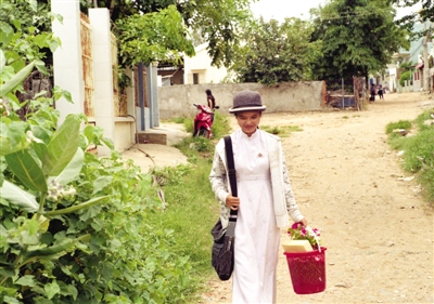 美奈漁村內(nèi),放學(xué)歸來(lái)的女學(xué)生?！∨恼摺≌労Ｃ? width=