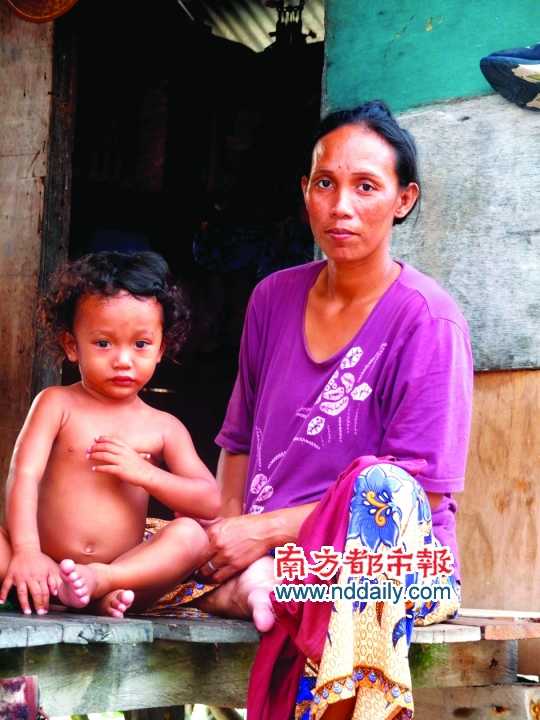 小木屋邊的母子。