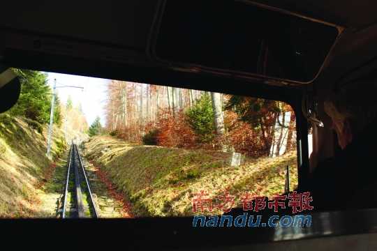 小火車一路向上，沖破云層，豁然開朗，乘客們的歡呼聲適時(shí)響起，一切漸入佳境。