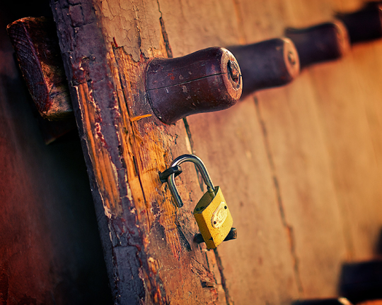 木門斑駁、銅鎖閑掛