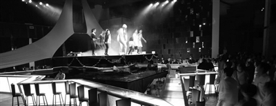 　　晚上的clubmed里有各種歡樂演出?！? oldsrc=