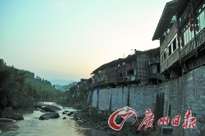 　　夕陽下的古鎮(zhèn)?！? complete=