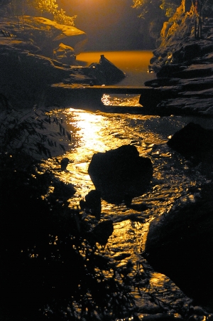 　　夜幕下古鎮(zhèn)江邊。　