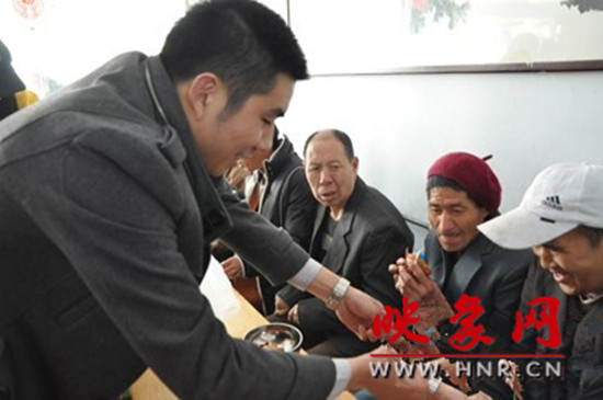 　　“韓胖子”千只茶香雞茶香鴨捐贈(zèng)環(huán)衛(wèi)工人、農(nóng)民工學(xué)子和鄭州市社會(huì)福利院。