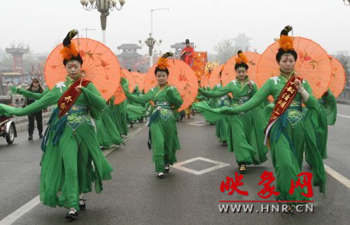 　　3月30日上午,開封市舉行2013中國(開封)清明文化節(jié)踏春巡游活動(dòng)。　 　　