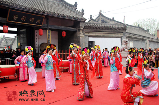 游客參觀清明小長假新推出的本土特色節(jié)目《鼓樂迎賓》。