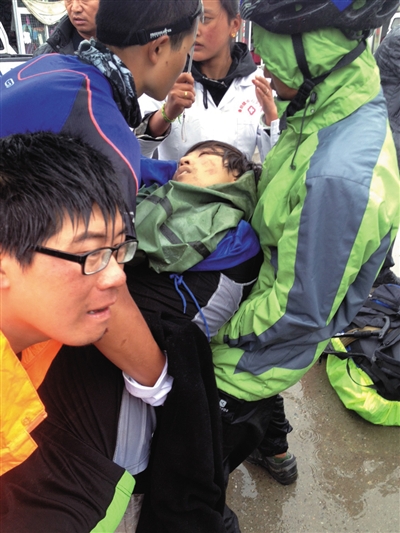 事發(fā)后,有驢友幫忙救治李翔(中)。驢友供圖
