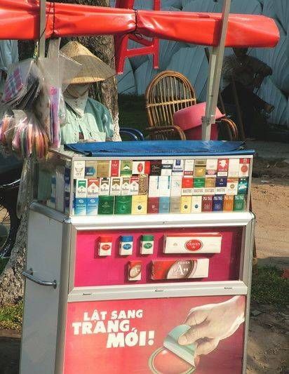 　煙攤，越南街頭隨處都是這樣的流動(dòng)小攤。