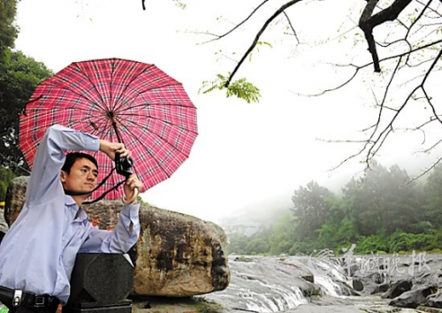 九鯉湖景區(qū)大霧籠罩,霧中美景若隱若現(xiàn),宛如人間仙境。
