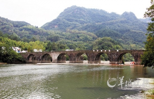 齊云山登封橋是登山的隘口,始建于明代,造型古樸典雅,蔚為壯觀。