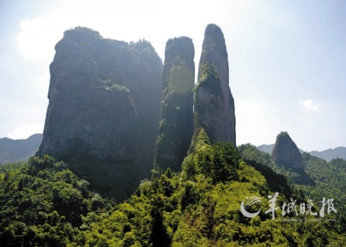 江郎山以“三爿石”著稱,三爿高約319米的巨石凌空而起。