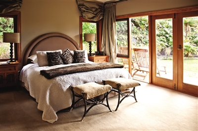 酒店住宿頗具特色,窗外就是 新西蘭的美麗景色。