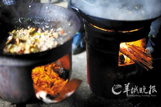 　　吃幾頓土家飯,喝幾杯土家酒,嘗幾塊土家肉。