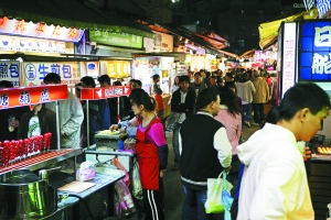 　　品味臺灣,又怎能錯過那些親民夜市。
