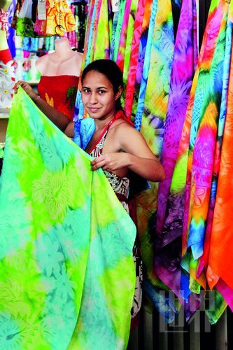 　　Pareo,這一幅幅有著漂亮圖案、色彩繽紛的布,是大溪地人最美的衣