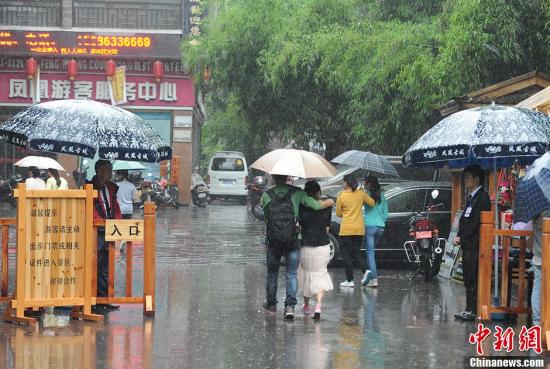 圖為“五一”小長假首日門票檢查仍偏松。楊華峰 攝