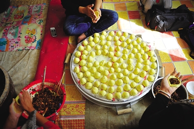黃老漢一家正在制作黃饃饃。