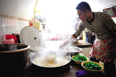 榆林的羊雜湯總是要加上大量的粉條。