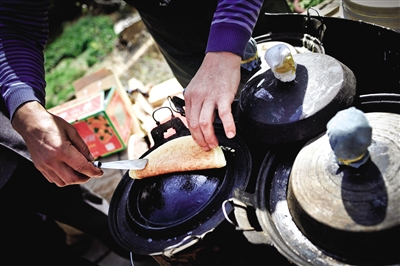 榆林街頭的特色小吃——攤餭(huáng)。