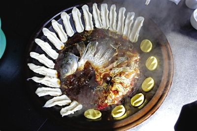黃驊鍋灶魚(yú)，將海魚(yú)與面食相互搭配。農(nóng)業(yè)與漁業(yè)、土地與海洋，在這里構(gòu)成了微妙的平衡。