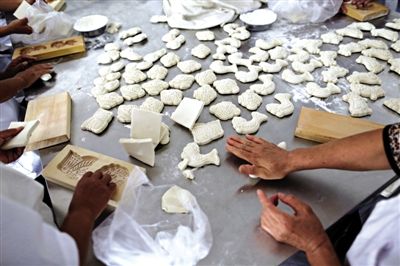 面花是黃驊最有特色的一種面食，常見(jiàn)于各種禮事和節(jié)日宴席上，充滿(mǎn)了儀式感。