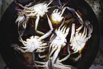 青蟹需用鹽水腌漬8個(gè)小時(shí)。