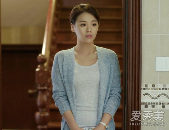 灰色開衫內(nèi)搭圓領(lǐng)的米色T恤，優(yōu)雅知性