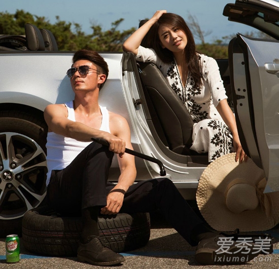 白色連衣裙配黑色花紋，個性優(yōu)雅