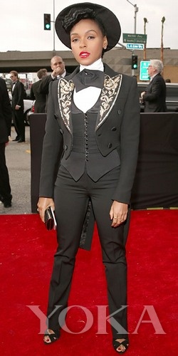  Janelle Monae這身跟去年的打扮差不多，爵士名伶的標(biāo)配嗎