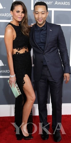 約翰·傳奇和女友Chrissy Teigen，Chrissy身穿Joy Cioci