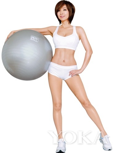 這個辣姐已經(jīng)是46歲超高齡啦，看人家的鉆石型小腹