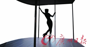 淋病是人類特有的疾病之一，性接觸是主要傳染形式。圖為美國一名性工作者在跳鋼管舞。